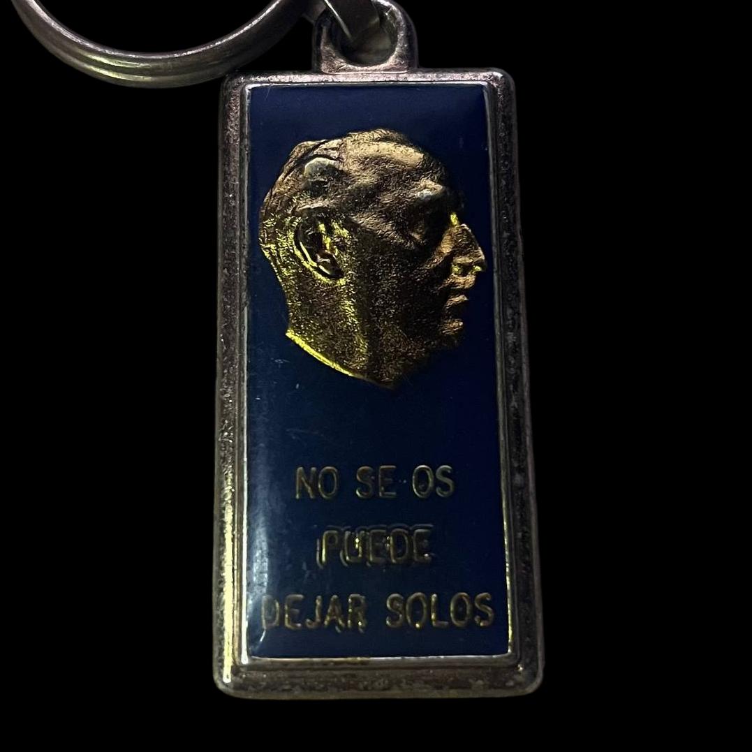 Llavero antiguo de Franco: No se os puede dejar solos.