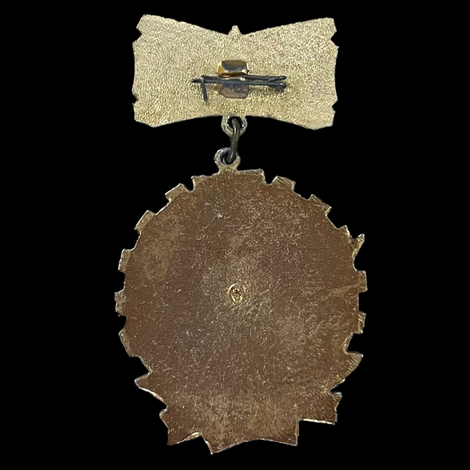 Pin soviético "Ganador de la Competición Socialista, 1975".
