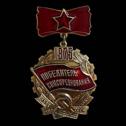 Pin soviético "Ganador de la Competición Socialista, 1975".