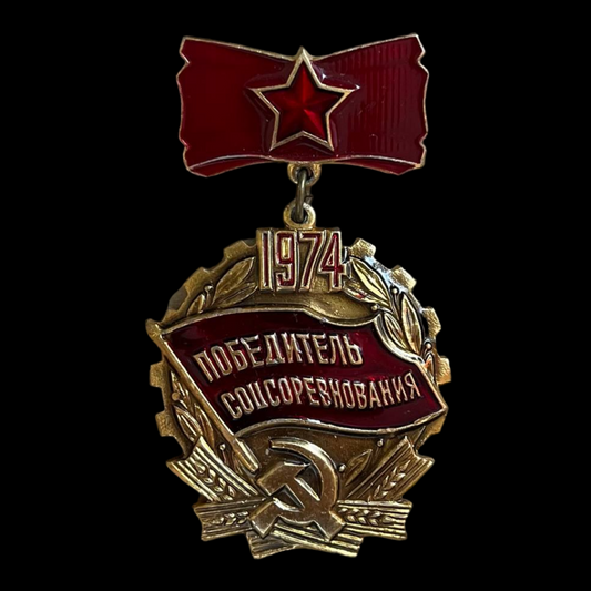 Pin soviético "Ganador de la Competición Socialista, 1974".