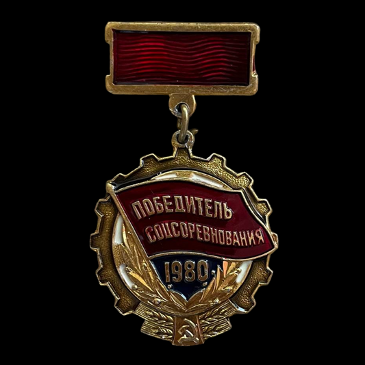 Pin soviético "Ganador de la Competición Socialista, 1980".