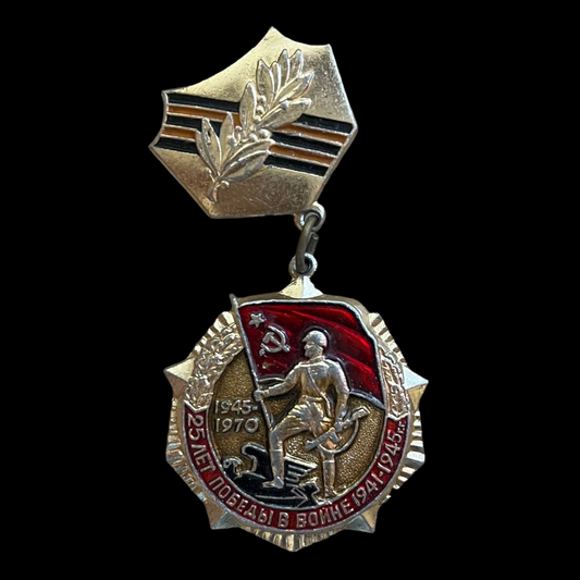 Pin soviético "25 años de victoria en la Segunda Guerra Mundial".