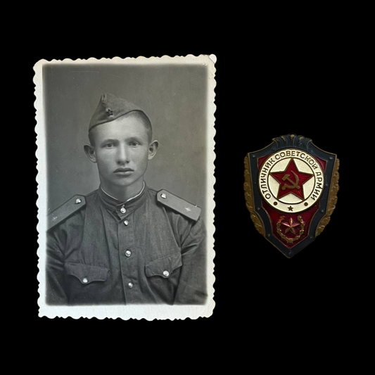 Pin soviético + Postal de un soldado soviético.