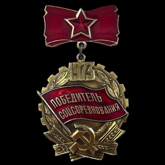 Pin soviético "Ganador de la Competición Socialista, 1973".