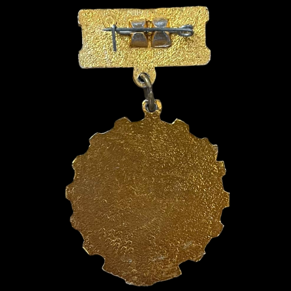 Pin soviético "Ganador de la Competición Socialista, 1980".
