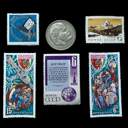 Colección de sellos y moneda de la Unión Soviética.